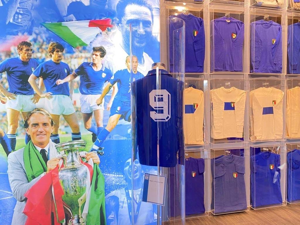 Il Museo del Calcio ricorda Gianluca Vialli: esposta all’ingresso la sua maglia numero nove