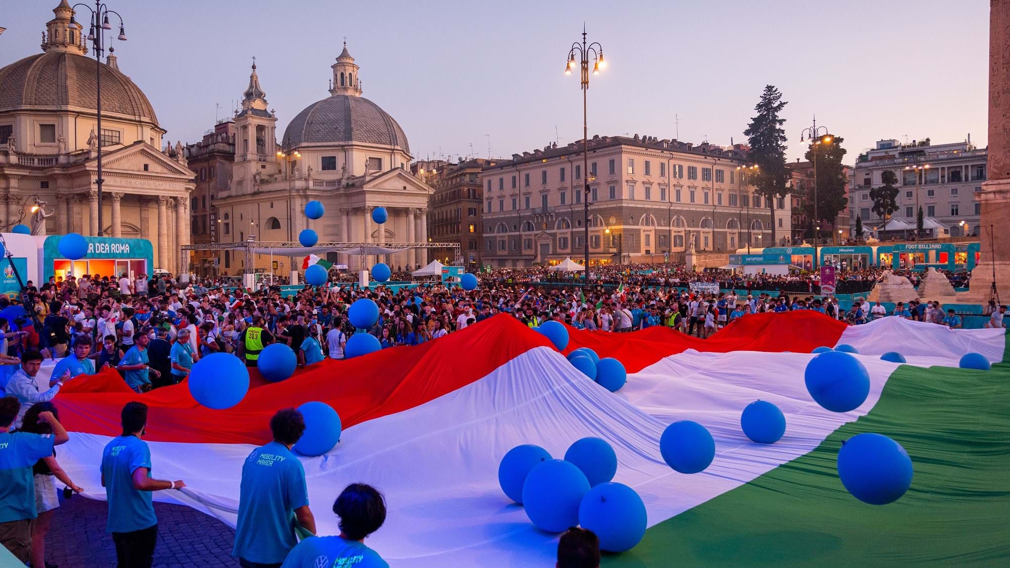 Gli italiani in piazza per seguire la semifinale di Euro 2020