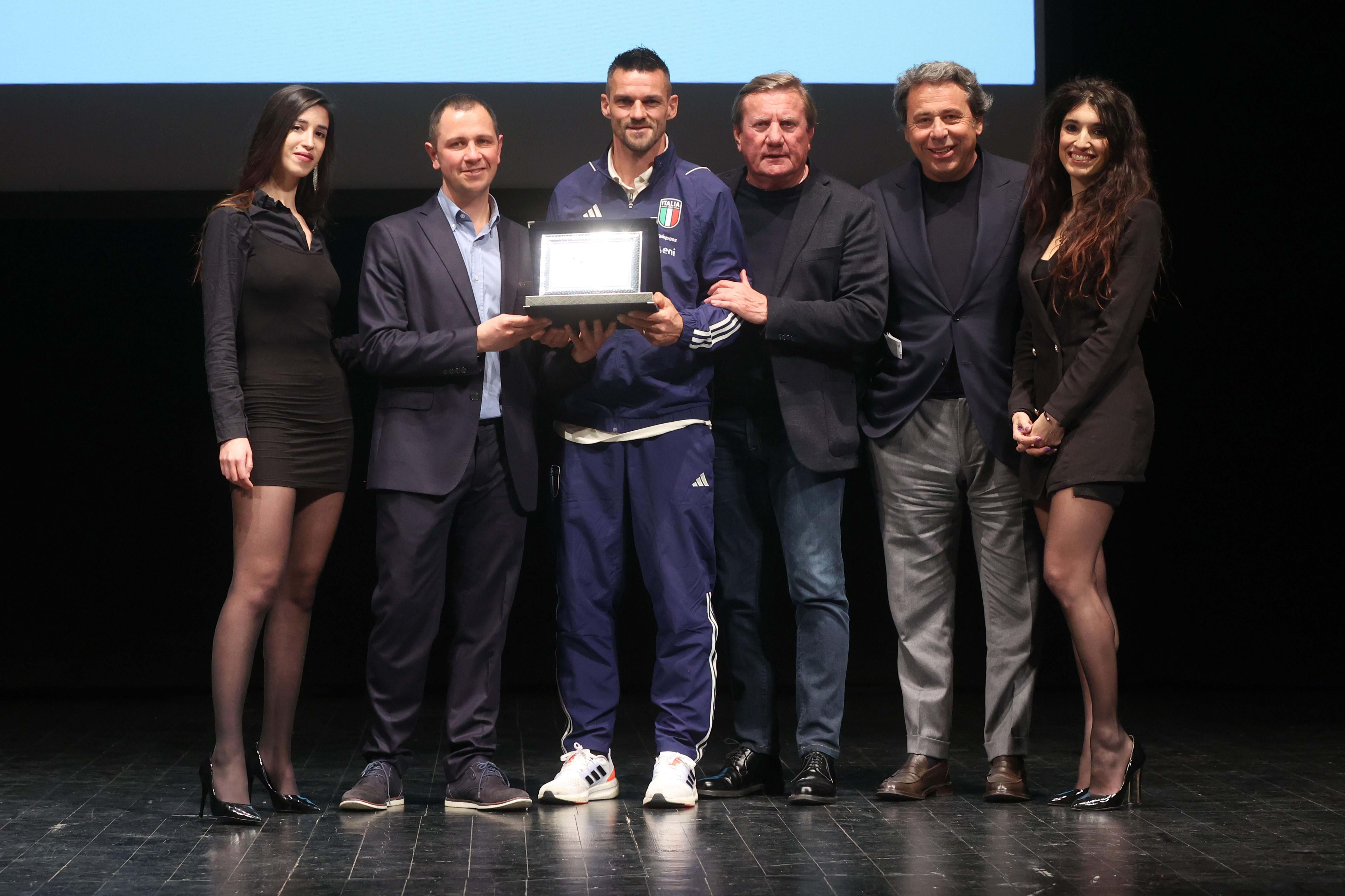 Torneo delle Nazioni, Maggio premiato durante la cerimonia di presentazione. Il 25 aprile l'esordio degli Azzurrini