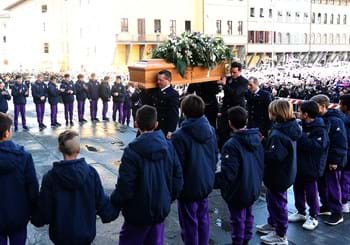 Piazza Santa Croce gremita. Diecimila persone per l’ultimo saluto a Davide Astori