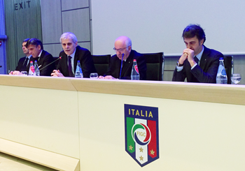 Tavecchio ringrazia la classe arbitrale: “Non perdete la forza di essere normali”