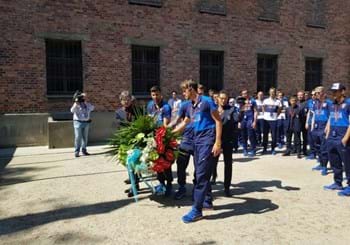 Gli Azzurrini in visita ad Auschwitz. Deposta una corona di fiori: “Nessuno mai dimentichi”