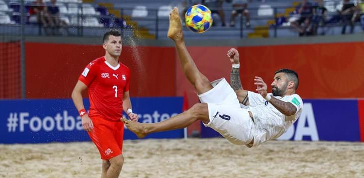 FIFA Beach Soccer World Cup: Italy come from behind to beat Switzerland 5-4. The Azzurri are into the semi-final