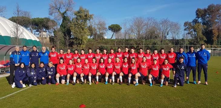 Primo allenamento per le 30 giovani calciatrici impegnate nello stage di Calcio+15