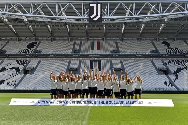Juventus Women awarded the trophy at the Stadium: Ludovica Mantovani hands over the league trophy to the Bianconere