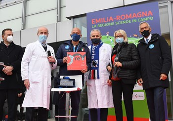 Gravina and Vialli visit CORE in Reggio Emilia. Azzurri raise money for cancer research