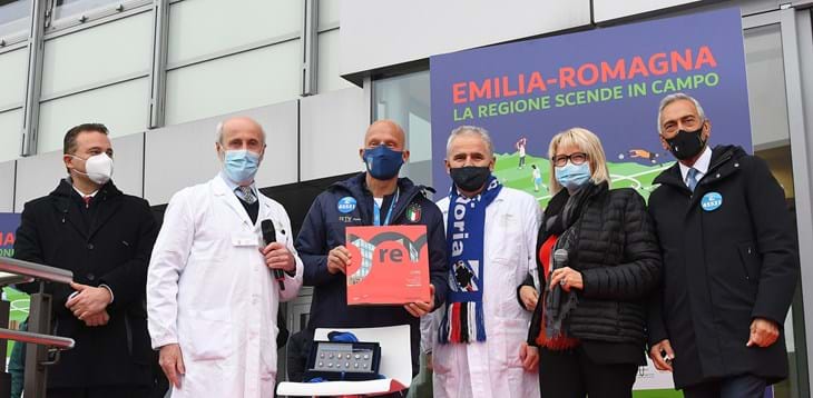 Gravina and Vialli visit CORE in Reggio Emilia. Azzurri raise money for cancer research