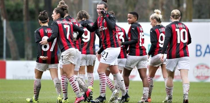 Il Milan vince 6-1 a Bari e aggancia la Juve in vetta, primo successo della Florentia nel derby toscano
