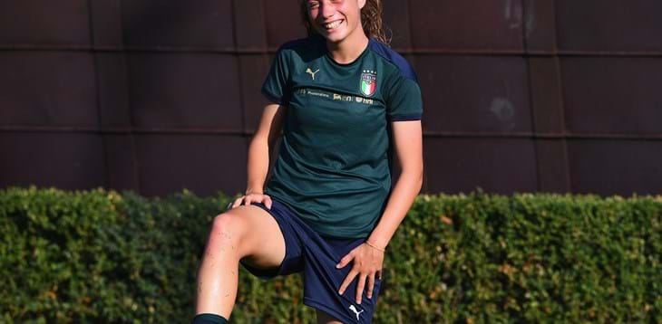 Il calcio, il basso elettrico e l'Azzurro: intervista a Benedetta Glionna