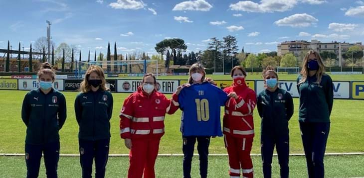 FIGC and the Azzurre with the Red Cross in helping vulnerable women