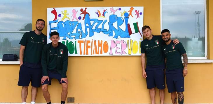“Forza Azzurri, we're cheering you on”: the young patients at Bambino Gesù see their poster on show at Coverciano
