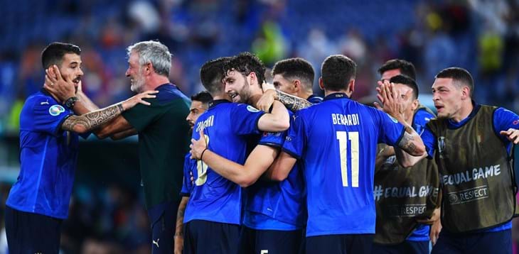 L’Olimpico in festa per i gol di Locatelli e Immobile, gli Azzurri volano agli Ottavi di finale