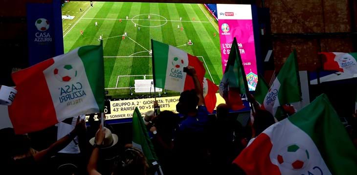 A ‘Casa Azzurri’ un’altra Notte Magica, che esultanza per il successo della Nazionale con la Svizzera!