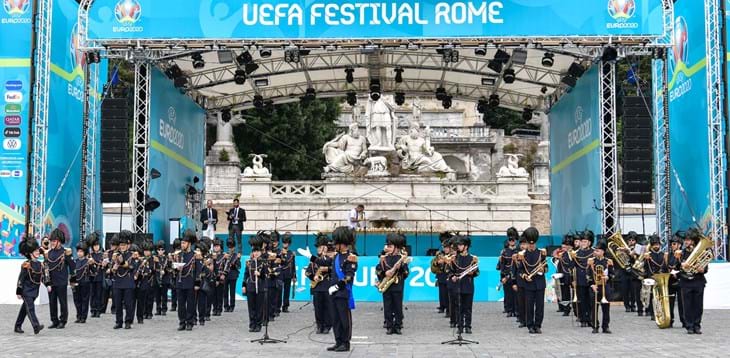 Grande musica al Football Village: la Fanfara della Polizia di Stato e la Banda della Polizia Locale di Roma Capitale. E stasera c'è Annalisa