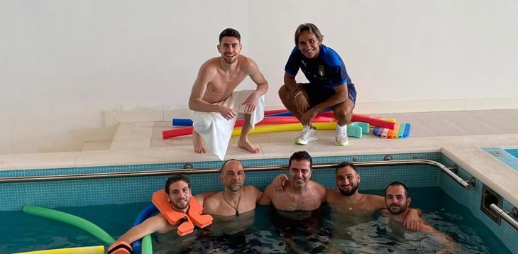 La novità del ritiro azzurro: il trattamento in acqua per allentare le tensioni muscolari del dopo partita
