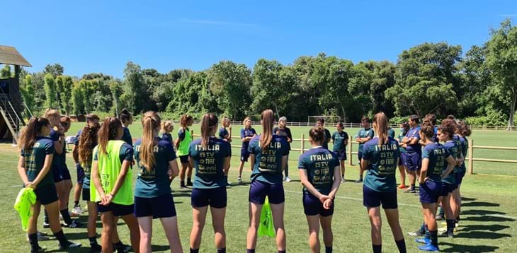 Milena Bertolini meets the Azzurrine at Tirrenia, tomorrow the experience ends