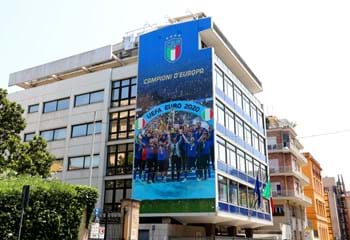 Look da Campioni per la sede della FIGC