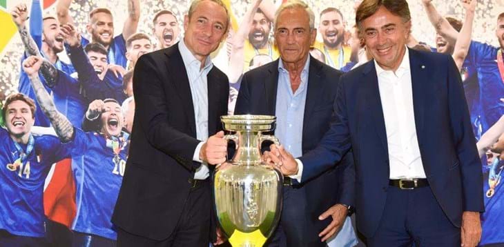 Gravina in visita a Poste Italiane: “Italia Campione d’Europa grazie all’unità del gruppo”