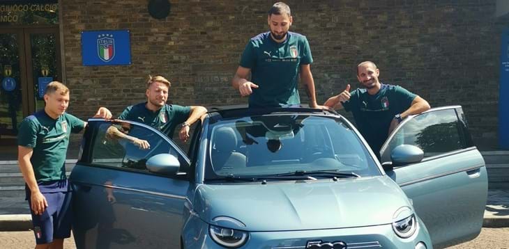 La Nazionale a bordo della Nuova 500, con gli Azzurri a Coverciano un’ospite d’eccezione