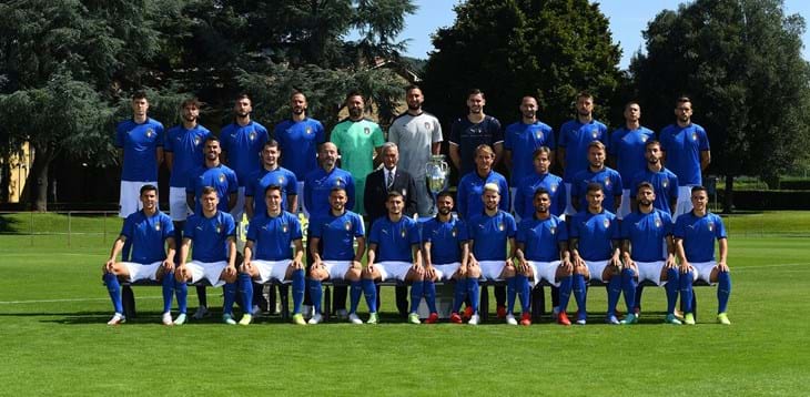 Group photo with the European Championship trophy at Coverciano. President Gravina visits Meyer Children’s Hospital