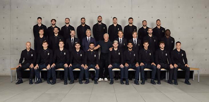 Giorgio Armani incontra gli Azzurri e autografa la giacca indossata da Mancini all’Europeo