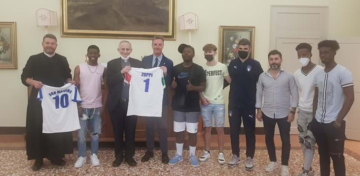 L'arcivescovo di Bologna Zuppi incontra i ragazzi del Refugee Team