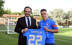 Giacomo Raspadori dona la sua maglia azzurra numero 22 al Museo del Calcio