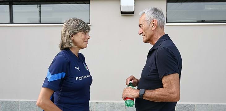 Primo giorno di lavoro a Castel di Sangro. Le Azzurre hanno ricevuto la visita del presidente Gravina