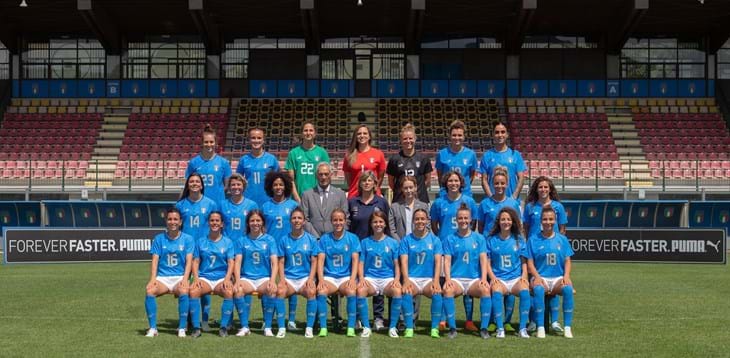 Euro 2022 photoshoot: the Azzurre show off the new shirt designed by Puma in collaboration with Liberty