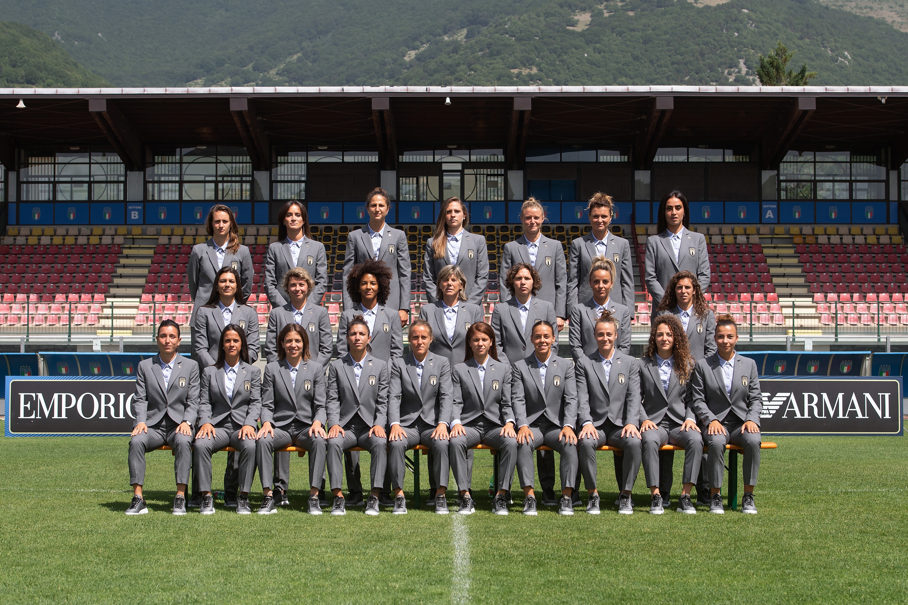 Giorgio Armani designs the formal clothing for Italy Women at the Euros |  FIGC