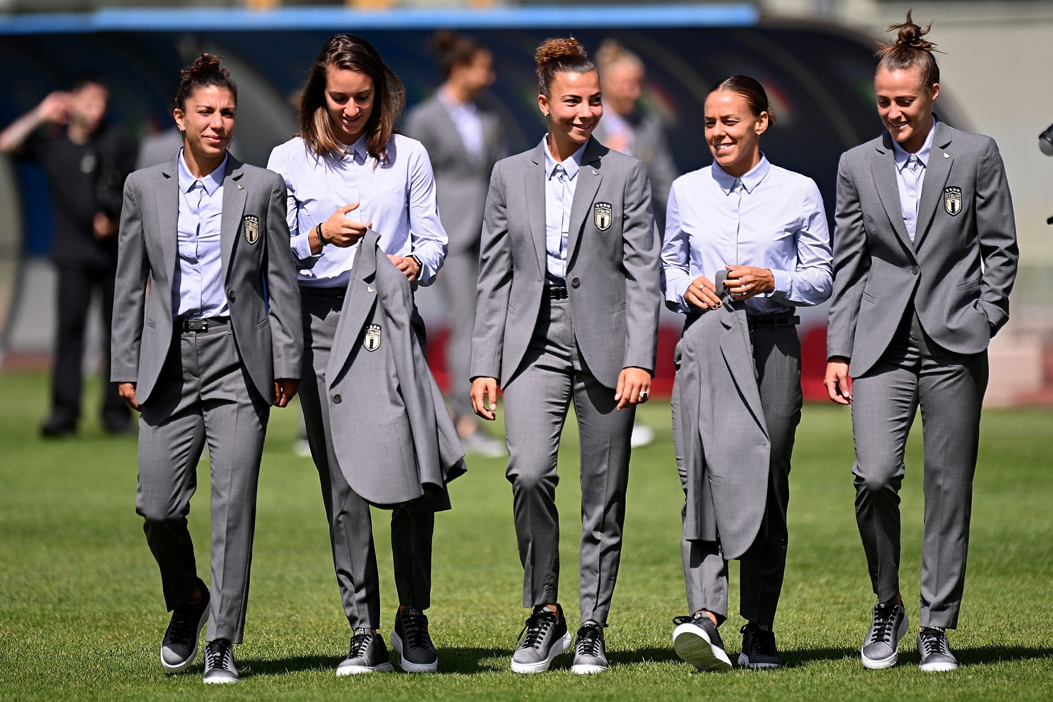 Giorgio Armani designs the formal clothing for Italy Women at the Euros |  FIGC