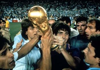 Spagna 1982. A 40 anni dalla vittoria, la Coppa del Mondo esposta davanti alla sede della FIGC