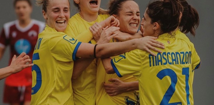 Chievo Verona e Napoli in vetta da sole, vittorie per Lazio e Cesena, ancora ko il Genoa