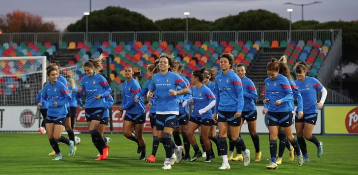 Azzurre pronte a fare il loro debutto a Lignano Sabbiadoro. Bertolini: “L’Austria è forte, servirà equilibrio”