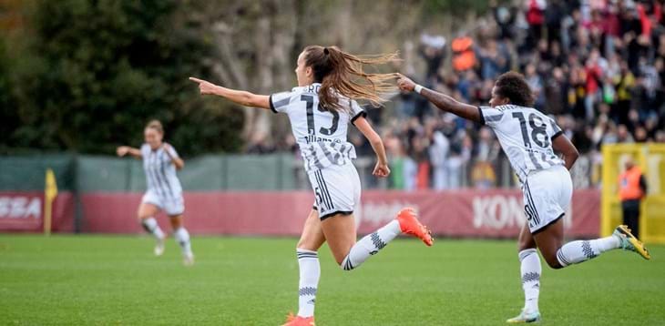 La Juventus batte 4-2 la Roma e si porta a -3 dalla vetta, il Como espugna il Ferraris