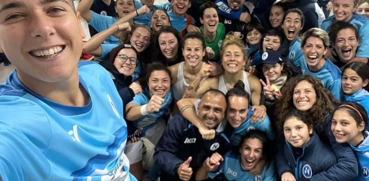 Il Napoli vince 2-0 il big match con la Lazio e si porta a -2 dalla vetta, frenano Cesena e Ternana