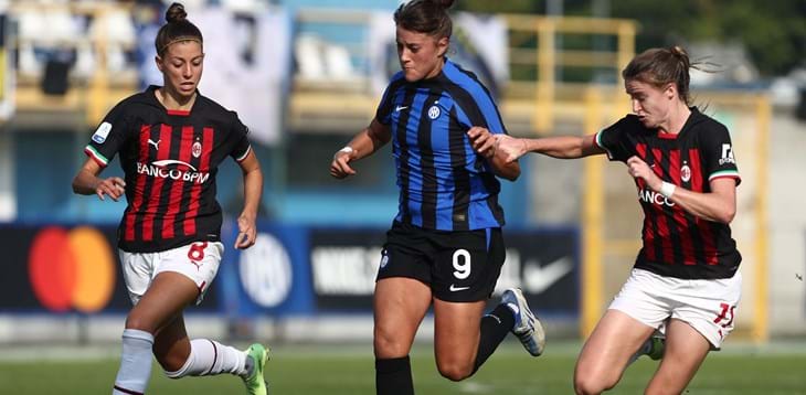 Milan-Inter è il big match della 15ª giornata. La Roma ospita il Sassuolo, sfida salvezza tra Parma e Como