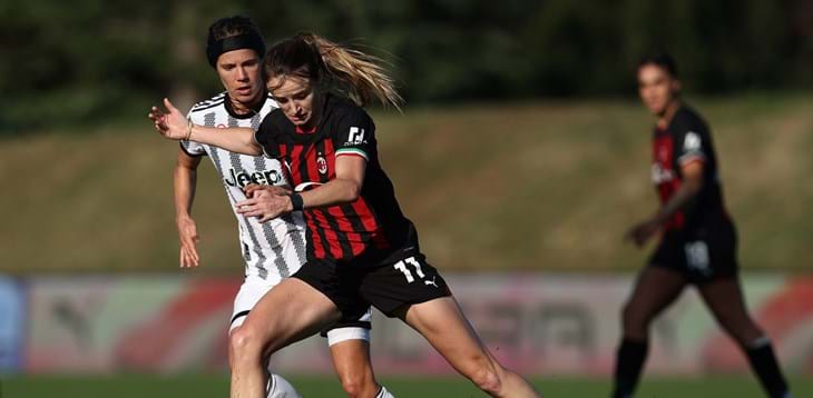 La 16ª giornata si apre con Como-Roma e prosegue con il big match tra Juve e Milan. Domenica Inter-Sassuolo