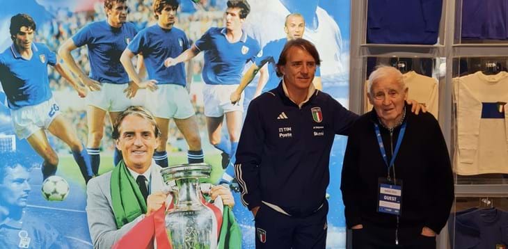 Tra i cimeli è una questione di famiglia: Mancini, padre e figlio, in visita al Museo del Calcio