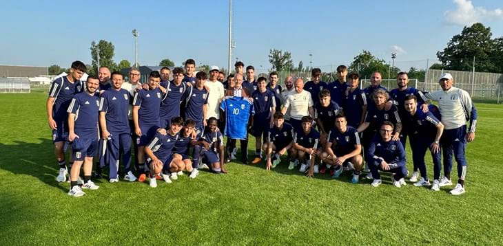 Europeo, gli Azzurrini ricevono la visita dell'ambasciatore italiano in Ungheria in vista della Serbia. Corradi:
