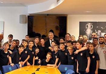 Gravina riceve i ragazzi del Roma Club Gerusalemme: “Il vostro sorriso è un manifesto per un futuro di pace”