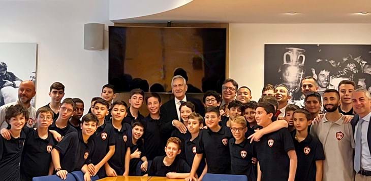 Gravina riceve i ragazzi del Roma Club Gerusalemme: “Il vostro sorriso è un manifesto per un futuro di pace”