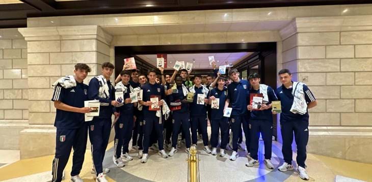 European Championship, the Azzurrini receive football books as a gift from the AIC