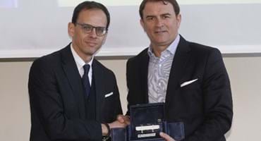 Leonardo Semplici viene premiato con la Panchina d'argento dal direttore generale della Lega B, Paolo Bedin