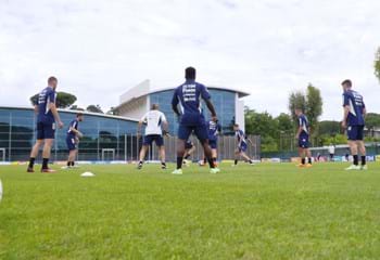 Il primo allenamento degli Azzurri sul campo intitolato a Gianluca Vialli