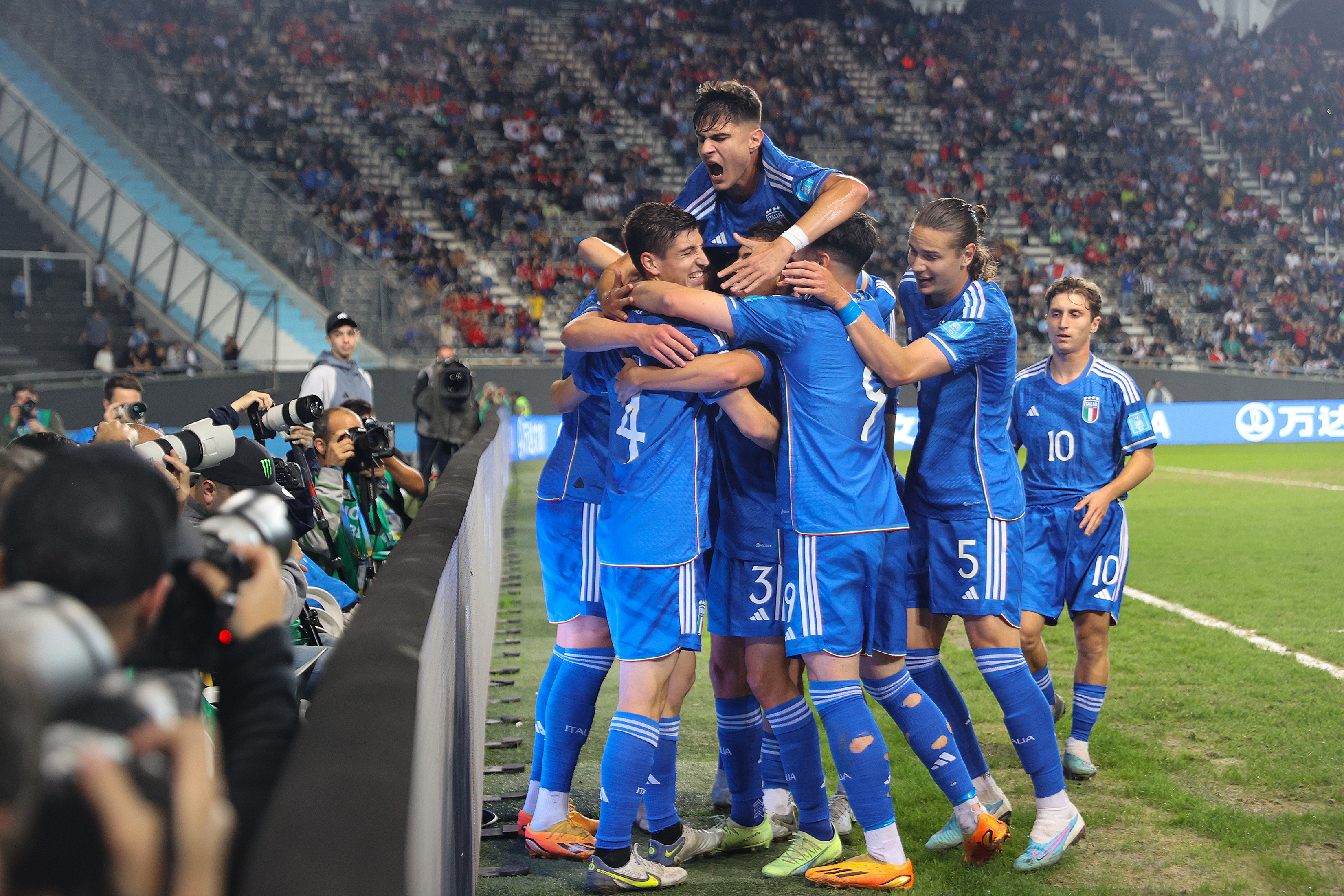 Жизнь футбол канал. Футбольная трансляция. Uruguay Italy u20. Баринас футбол трансляция. Italy ROMA Inter Fiorentina.