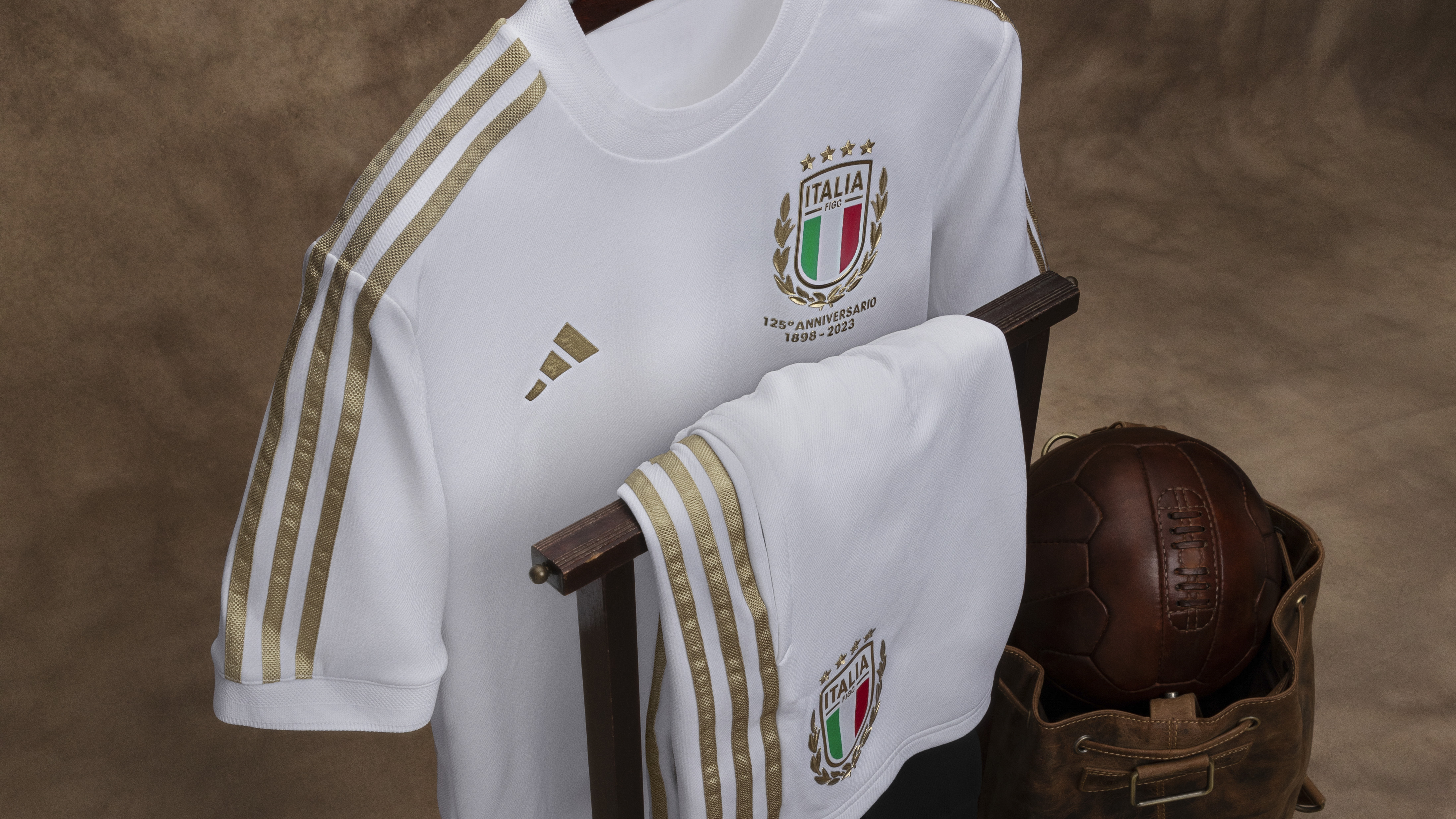 Especificidad Especificado radical adidas celebra il 125° anniversario della FIGC con un kit speciale per gli  Azzurri in Nations League | FIGC