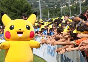 Sfide, tiri in porta e… Pikachu: i Pokémon travolgono di entusiasmo i giovani protagonisti del Grassroots Festival