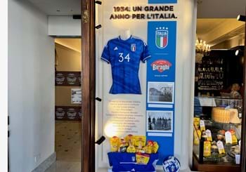 Il Salotto di Torino is tinged with blue: new window dedicated to the national team at the Biraghi shop 