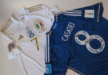 Casadei e Frattesi: le maglie dei due giocatori azzurri arricchiscono la collezione del Museo del Calcio